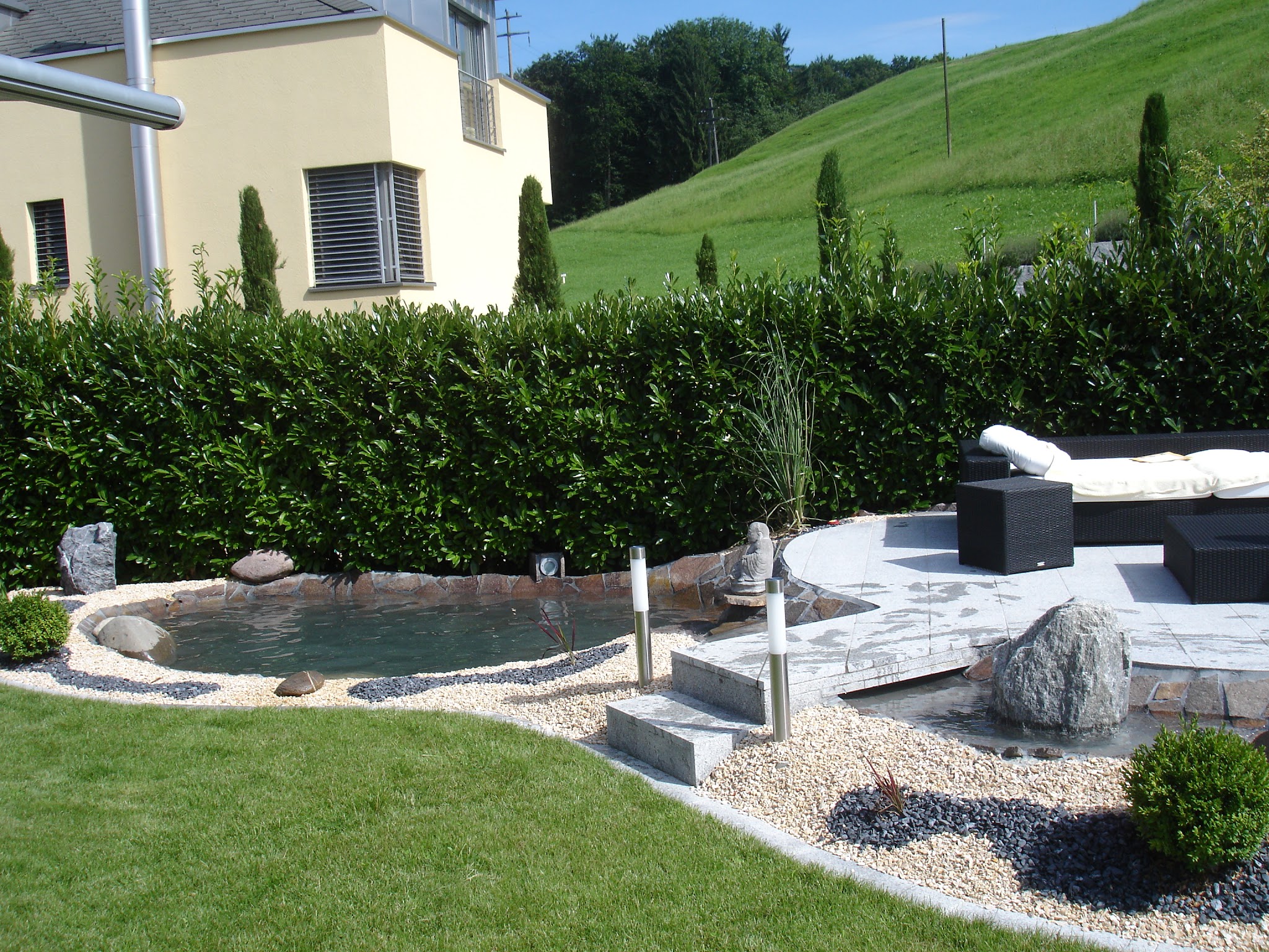 Kleiner Gartenteich mit Natursteinterrasse und Rasenfläche
