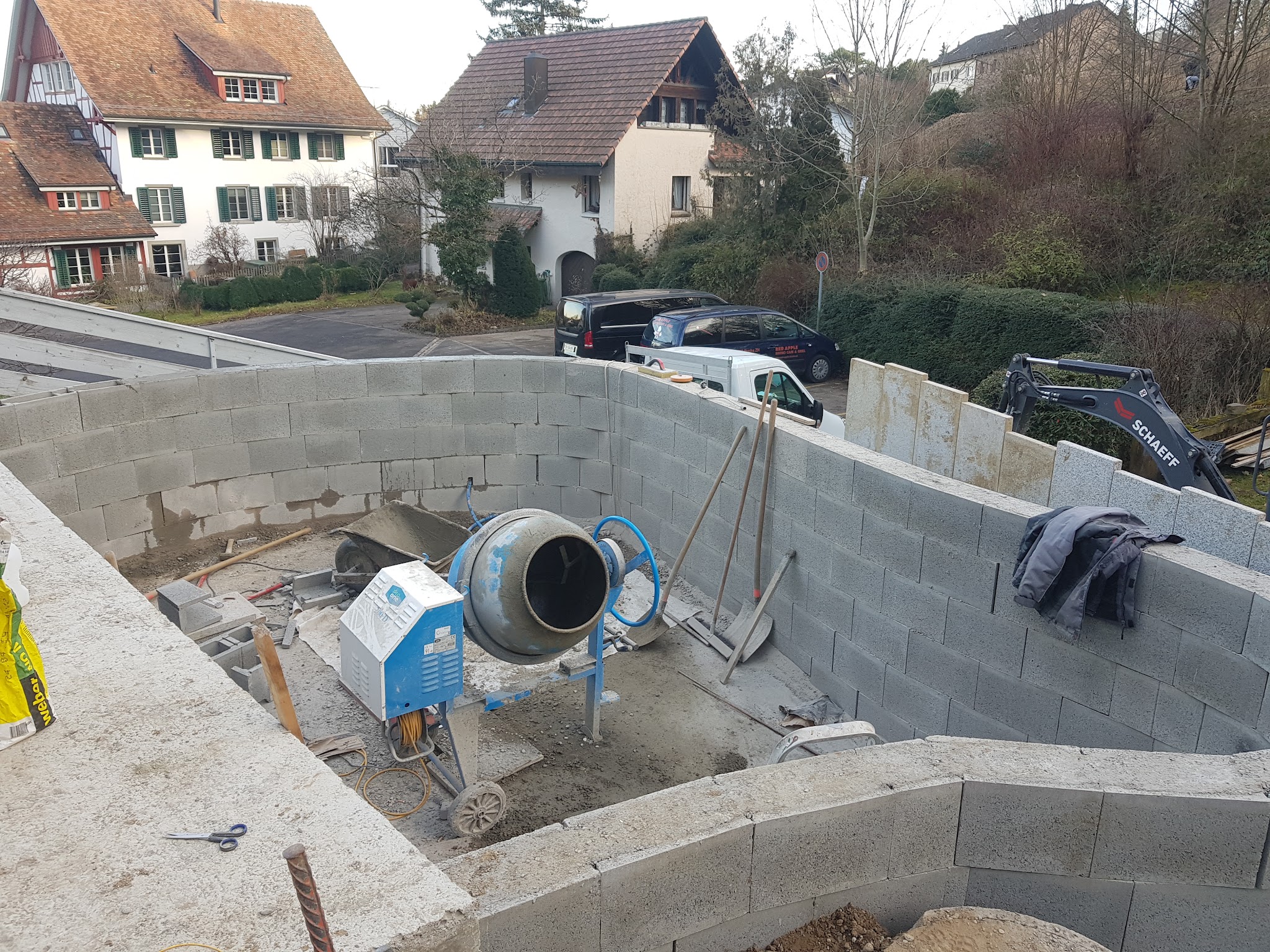 Teichbau: Betonschale mit Mischmaschine