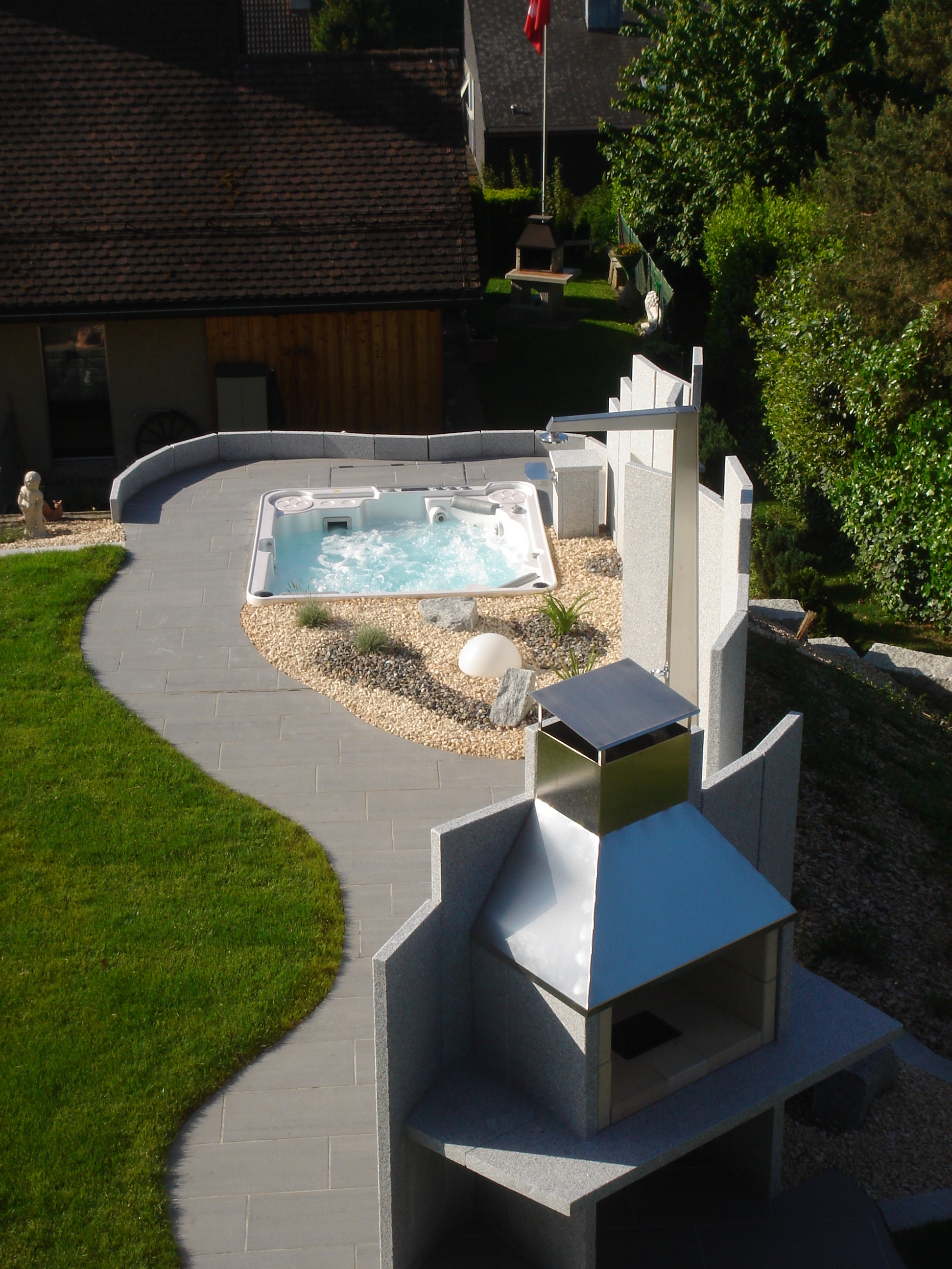 Gartenanlage mit Whirlpool und gemauertem Grill