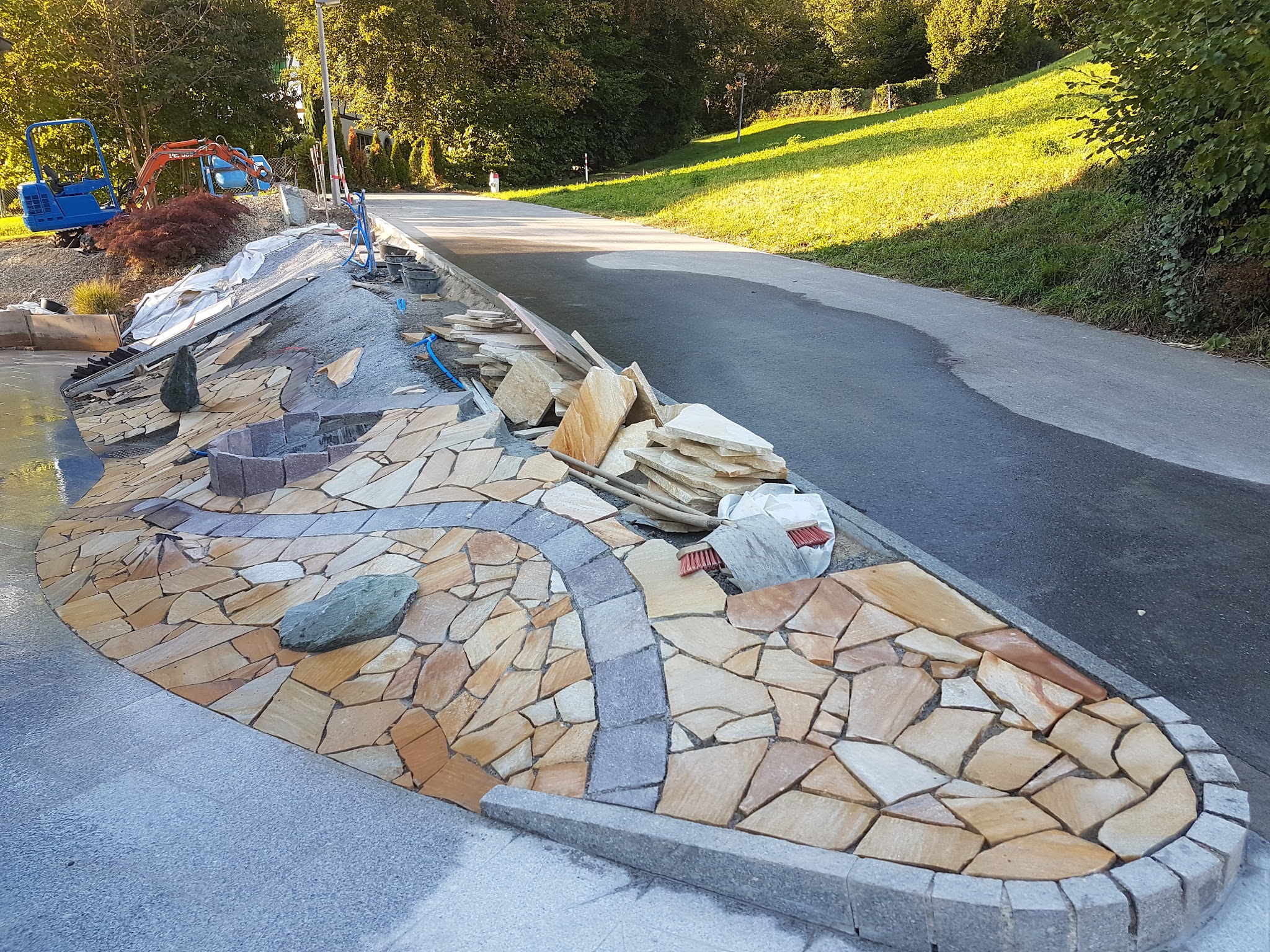 Teichrand aus Flagstone-Mosaik, frisch verlegt