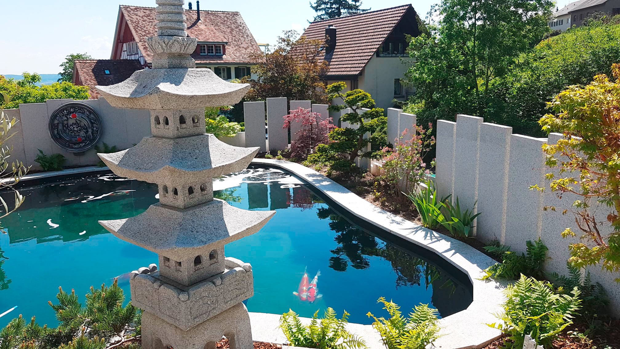 Teich mit Pagode und weissen Stelen