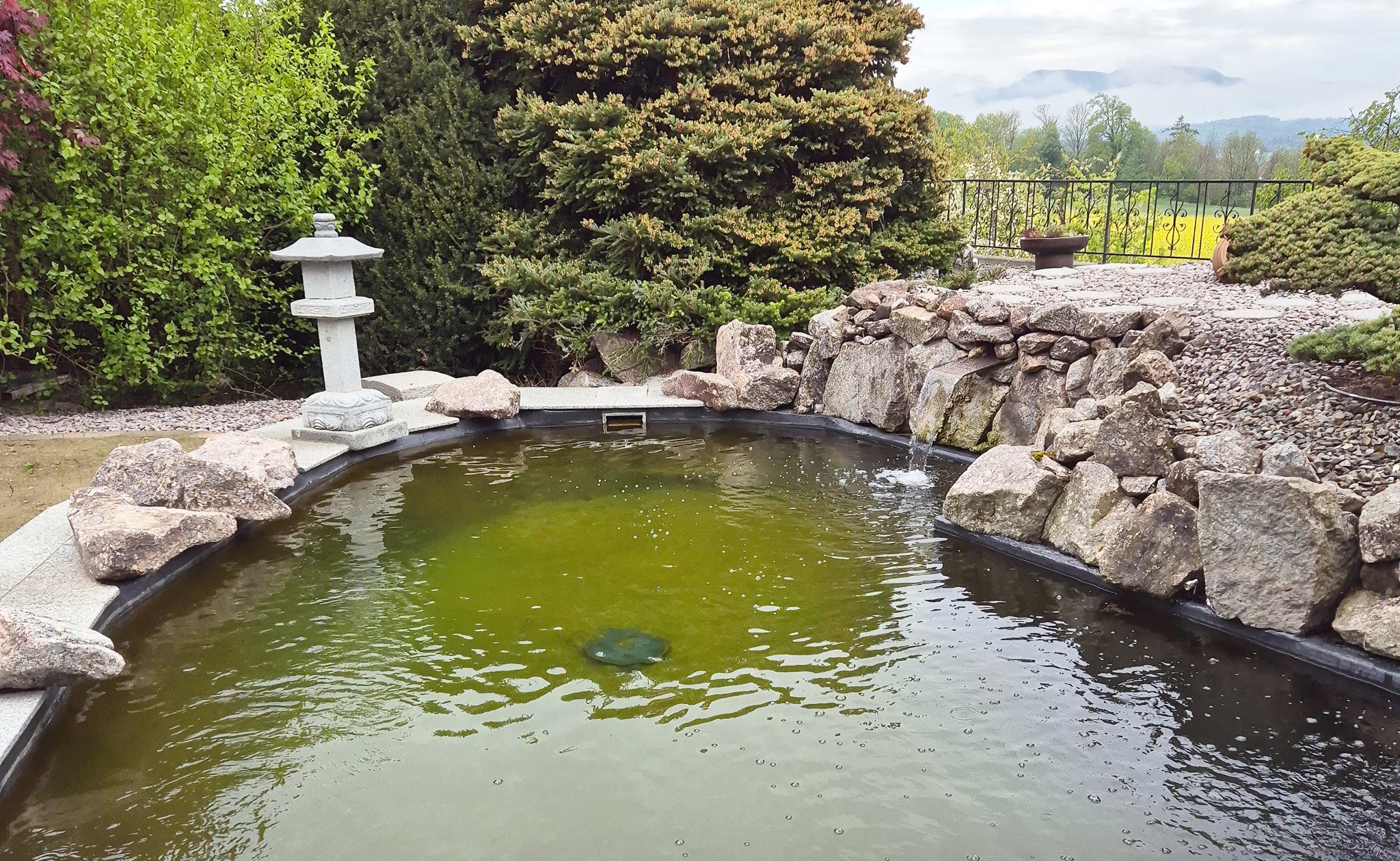 Teich mit Findlingen und Wasserfall