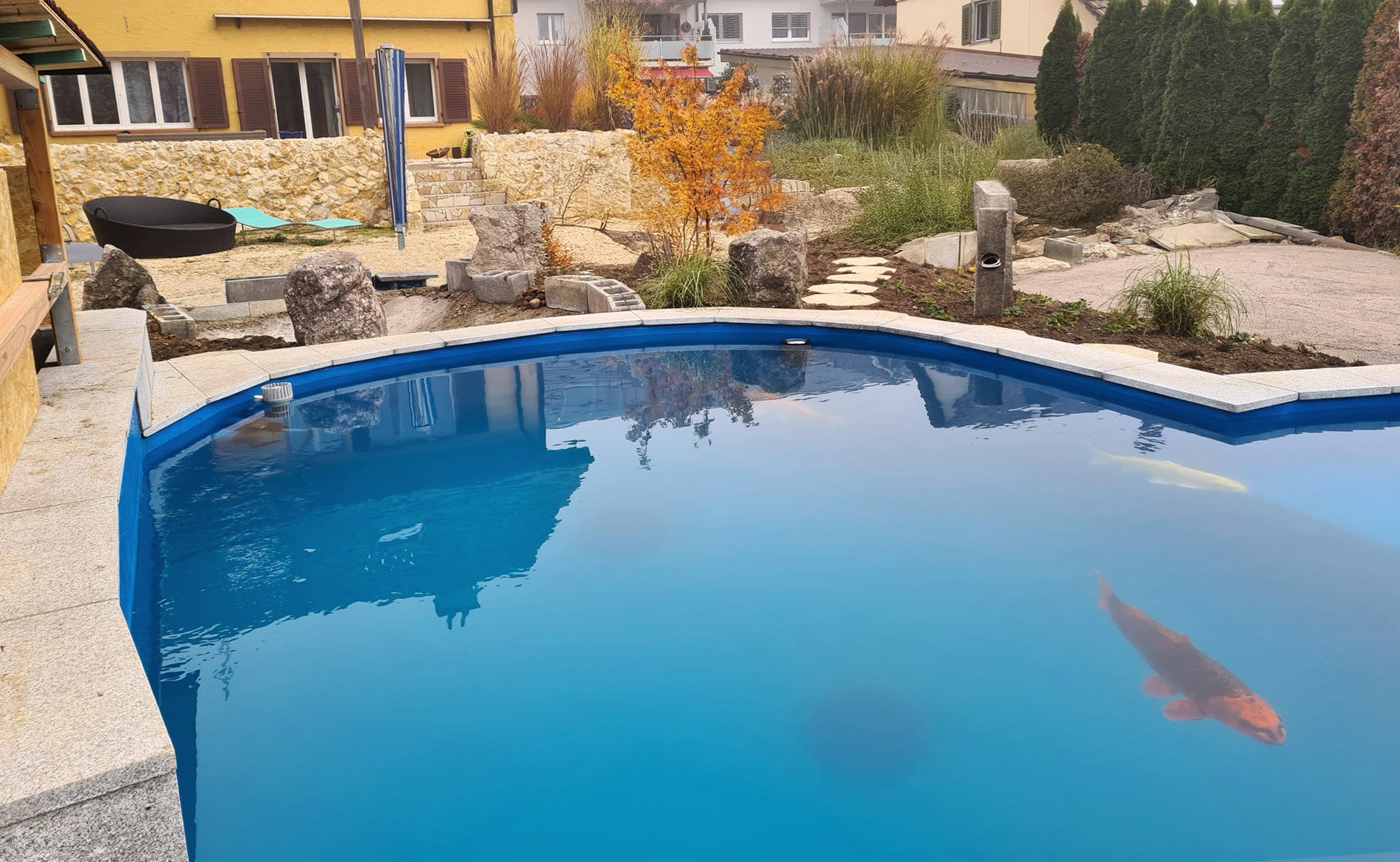 Teich mit blauer Folie, Findlingen und Garten