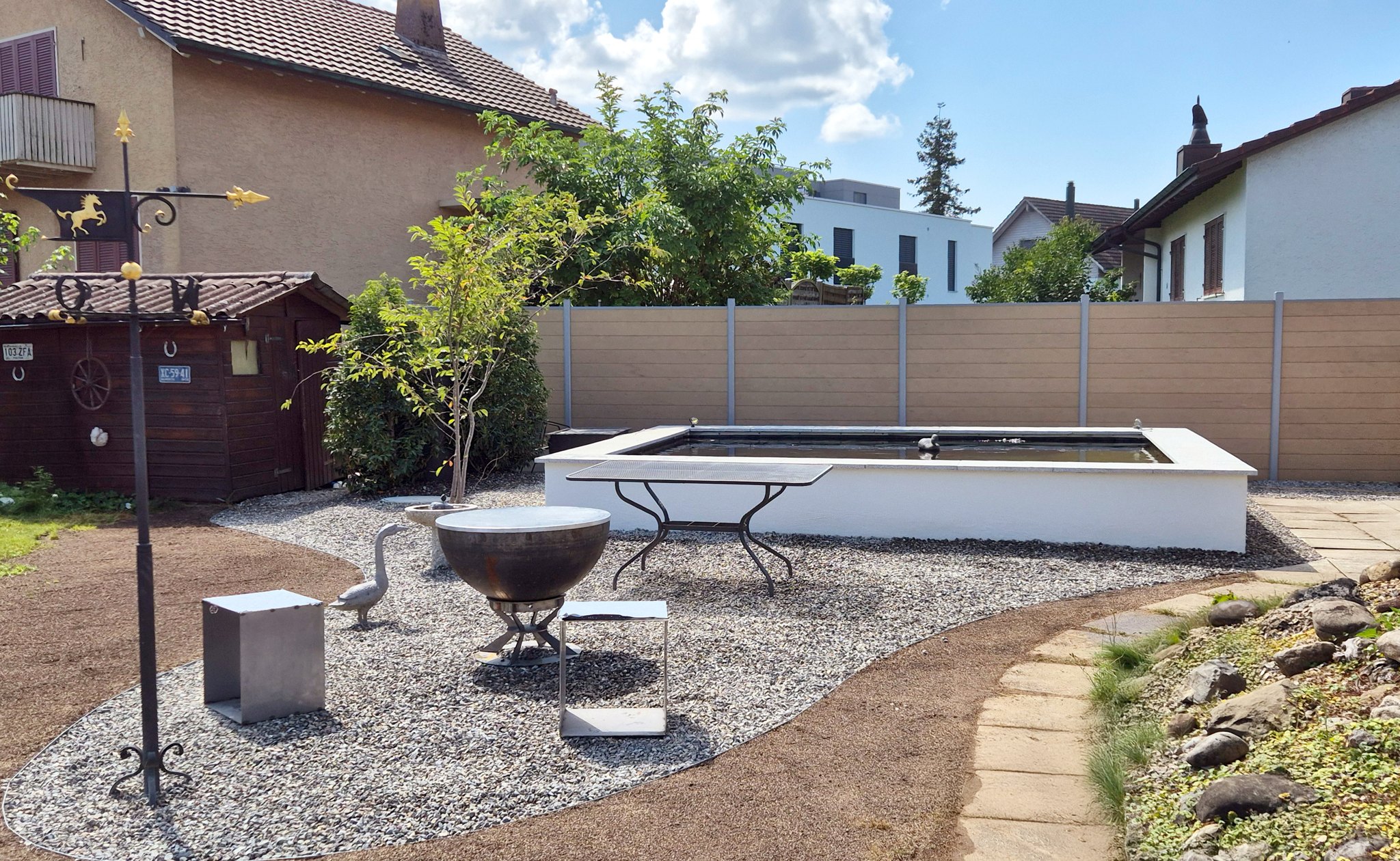 Terrasse mit Teich und Wasserlauf