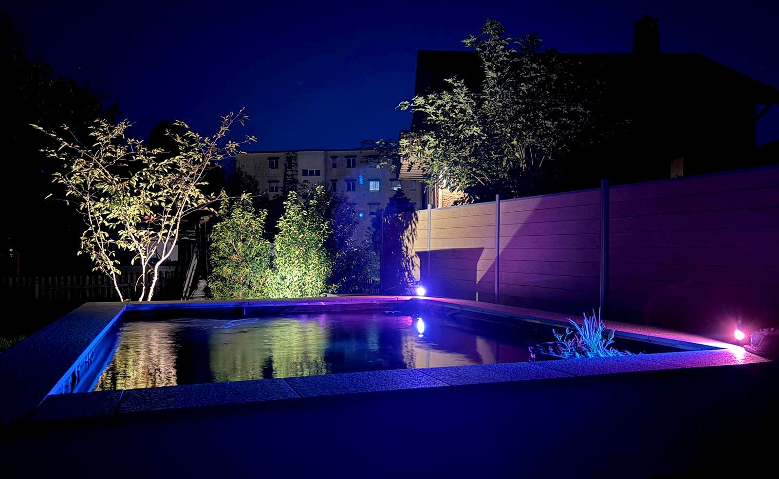 Beleuchteter Teich in der Nacht