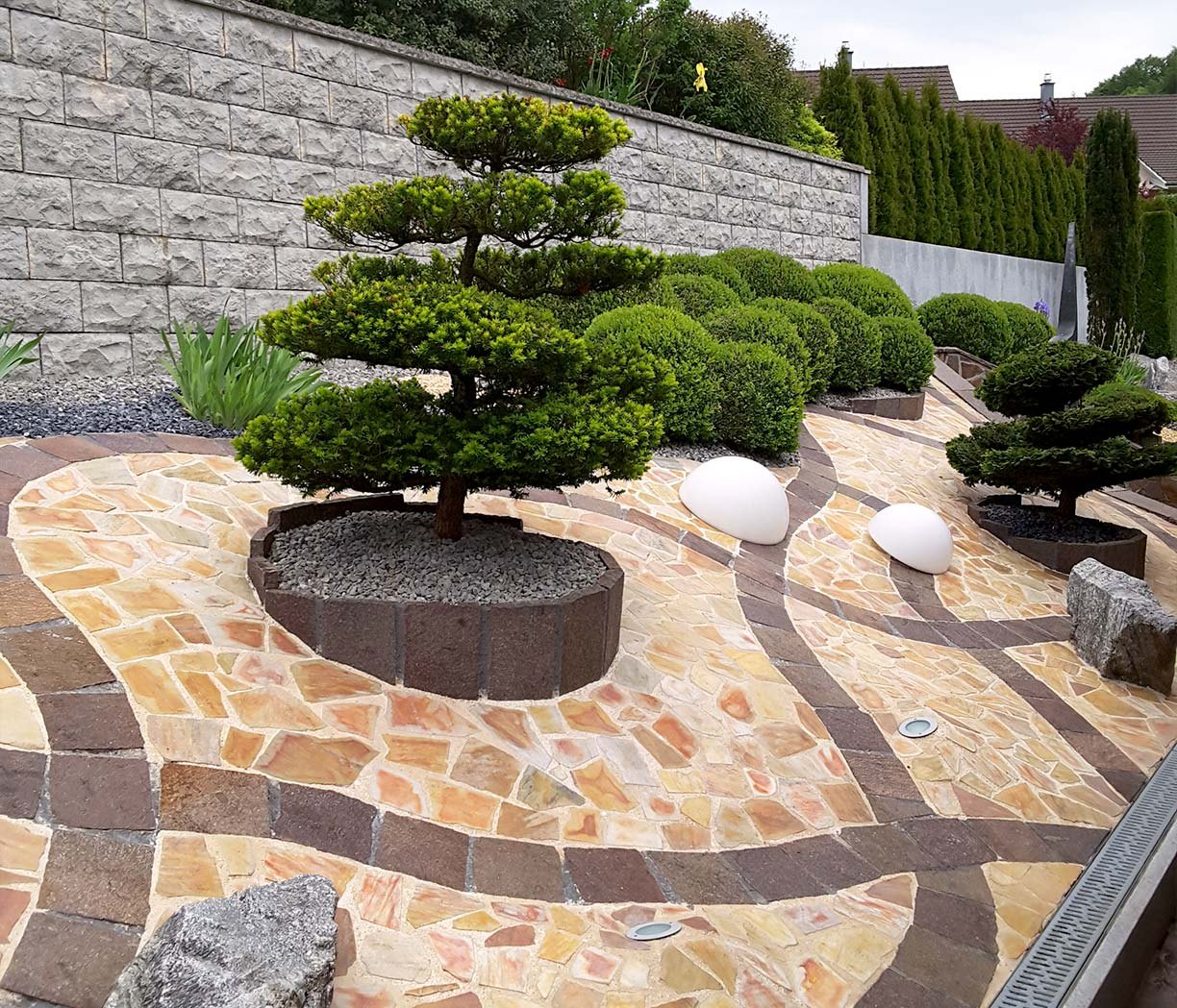 Bonsai auf einem Flagstone-Mosaik