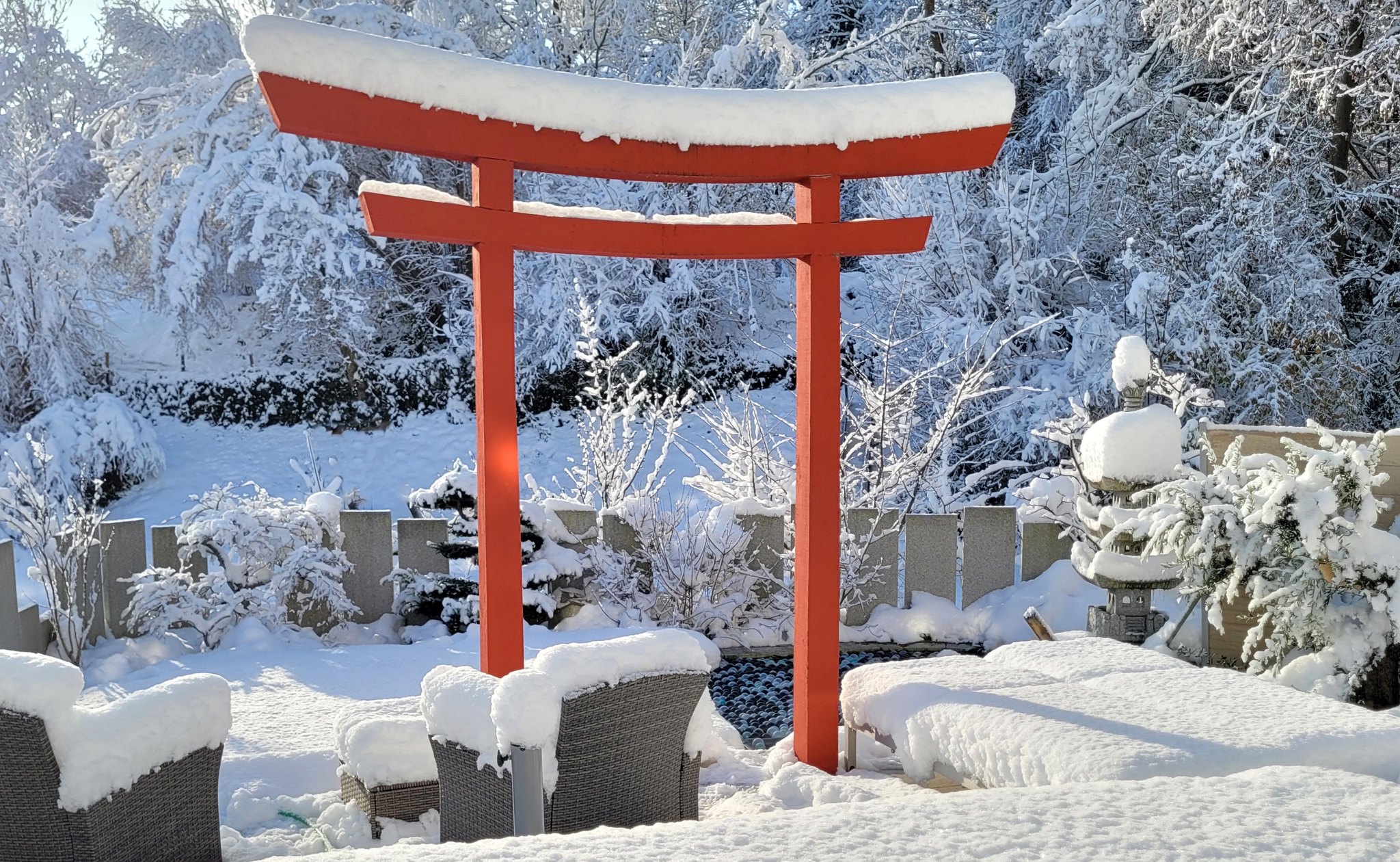 Roter Torbogen und Teich im Schnee