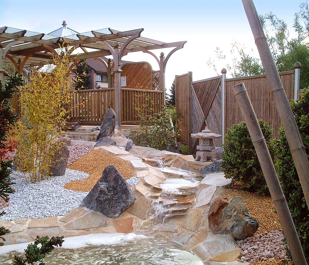 Garten mit Pergola und Wegen aus Naturstein