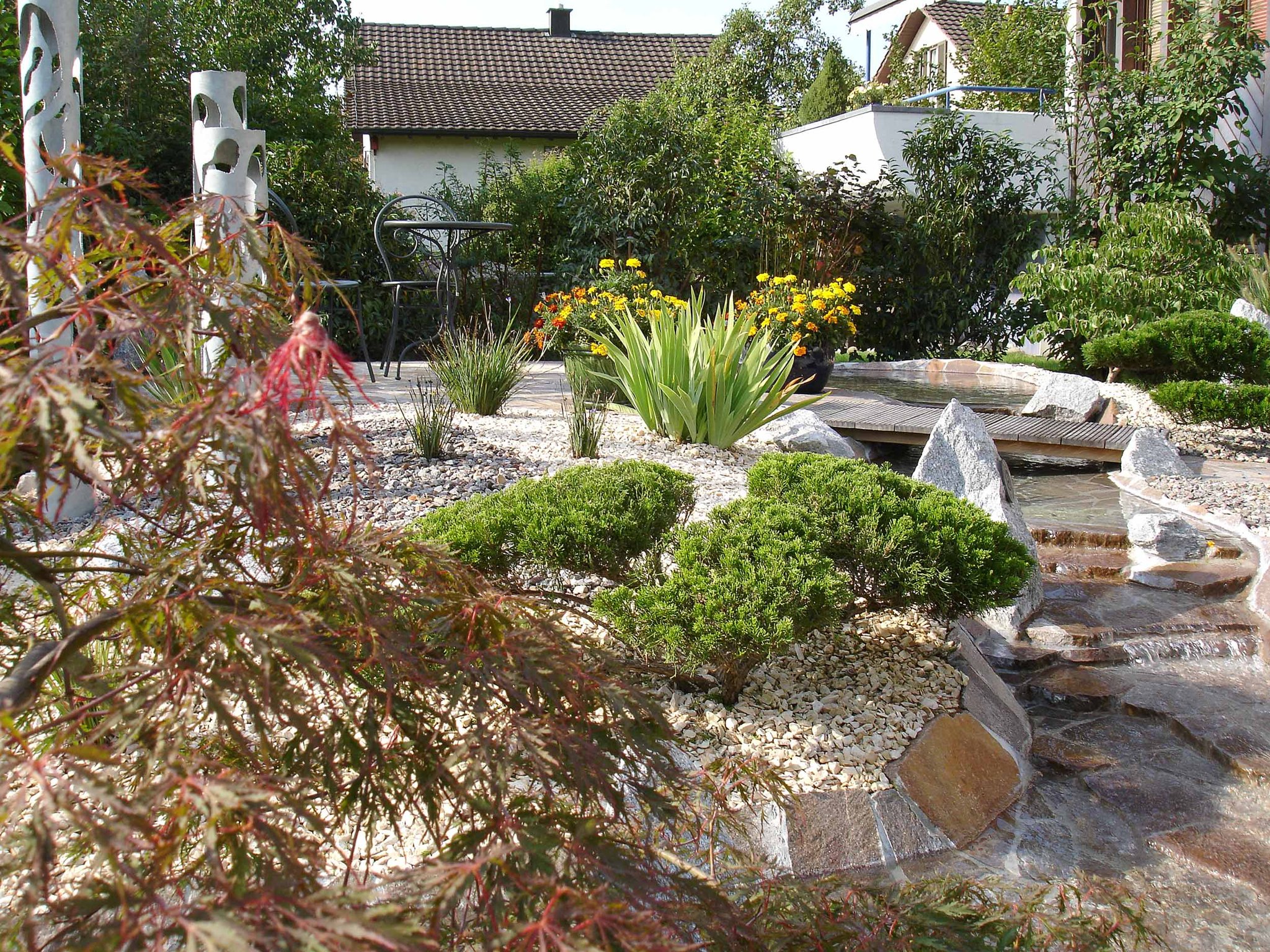 Garten mit Teich und Findlingen